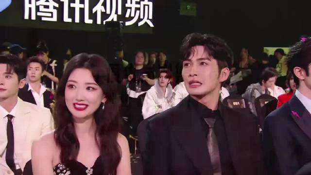 甜度拉满！张彬彬牵手毛晓彤登台领奖，男友力爆棚！