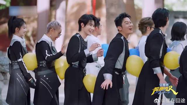 张真源李晨用身体夹球，姿势简直太绝