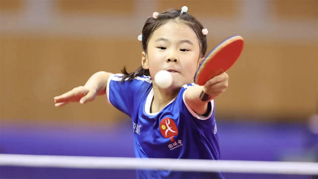 狂轰8-1！王楠9岁女儿笑笑彻底杀疯了，神奇发球让人琢磨不透