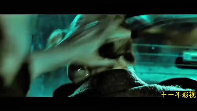 这女的简直是超人，硬刚恶魔