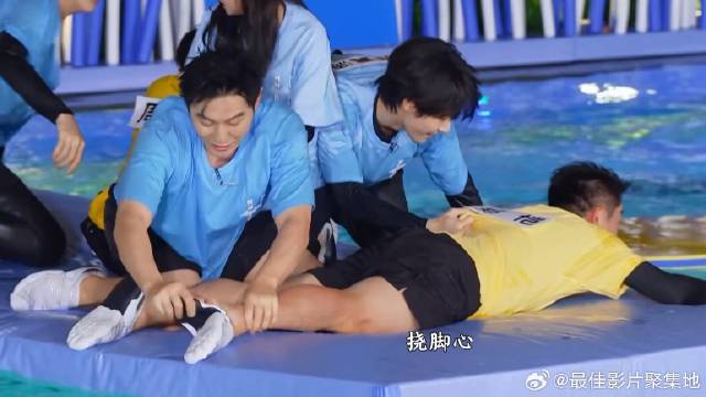 这谁能受得了 李晨为推郑恺下水狂挠他脚心，简直太绝了！