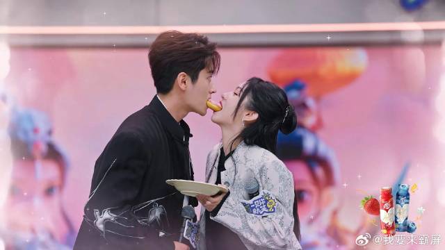 俺不中了！周也用嘴喂丞磊吃甜甜圈，害羞到不敢对视丨一见你就笑