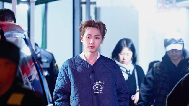 2025.12.22 声生不息录制下班 帅亮整个黑夜 @汪苏泷 · ·