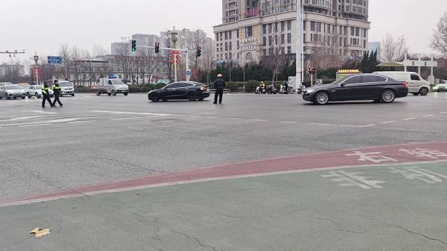 丛台路骑手逆行拦路影响交通