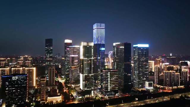 打卡未来之瞳的科技感场景，AI光影与剧中悬念呼应，这种跨界联动体验太奇妙！