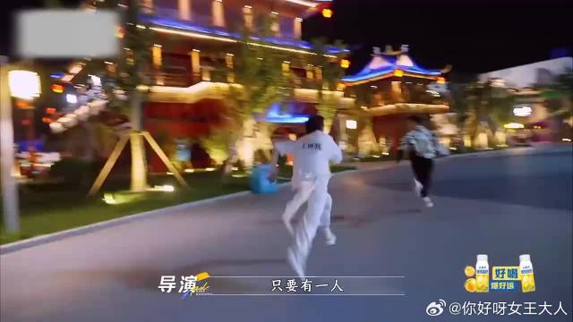 小鬼为白鹿狂撕名牌，屡战屡败，白鹿看了都心疼