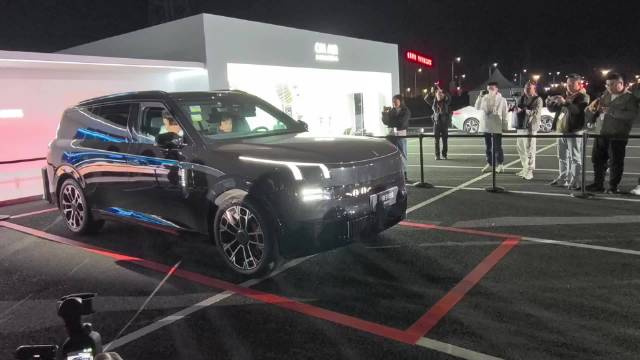 吉利展示四电机全主动悬架技术，实现车辆原地起跳