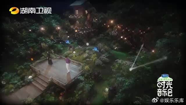 张杰戴佩妮合作街角的祝福 “我只好假装我看不到，看不到你和他在对街拥抱”