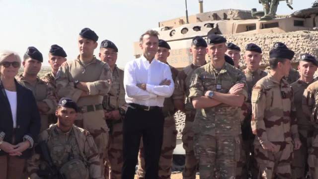 马克龙出席阿布扎比军事演习：马克龙和现场军官面对面谈了很久