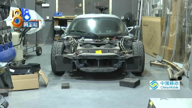 80多万的跑车进地库被铁皮磕伤 驾驶员希望物业担责