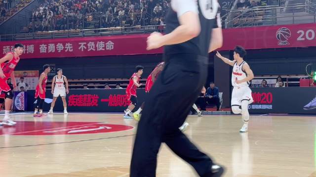 奎因单挑徐昕得手，但扭头就被打了一球