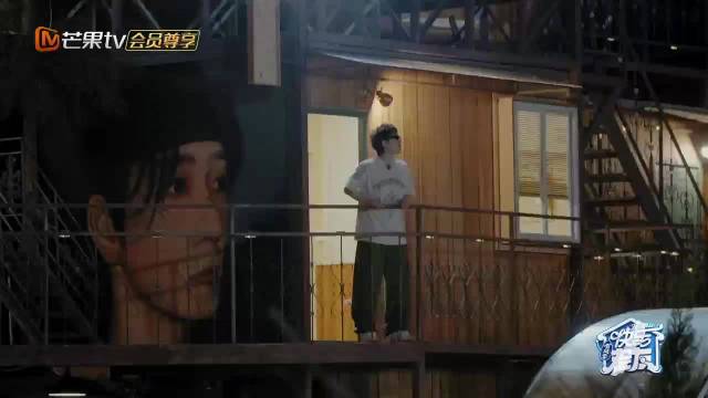 王栎鑫阳台喊晚安获哥哥们回应