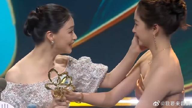 蒋欣获奖，关晓彤哭红了双眼，“婆媳”情太感人！丨白玉兰