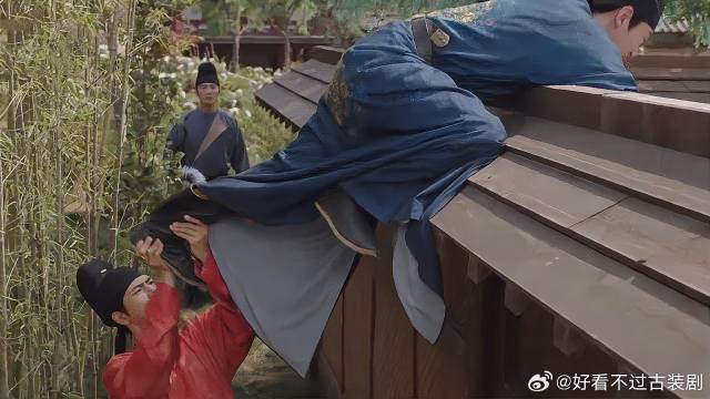 花鸟使金屋藏娇，好哥们为睹美女芳容，竟然翻墙去看！