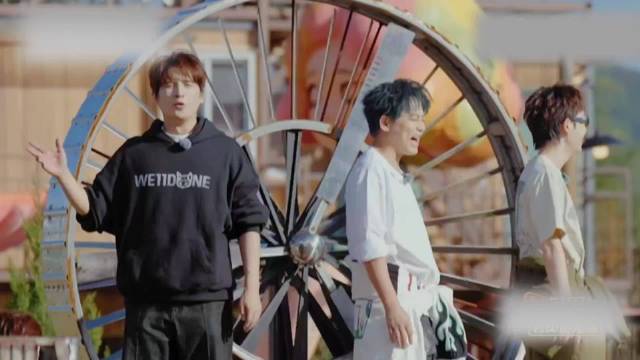 苏醒王栎鑫张远玩自我反省旋转器，陈楚生王铮亮当人工支架