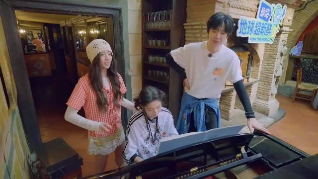 以为刘宇宁弹钢琴够专业，下秒王玉雯一出手，秒杀全场！