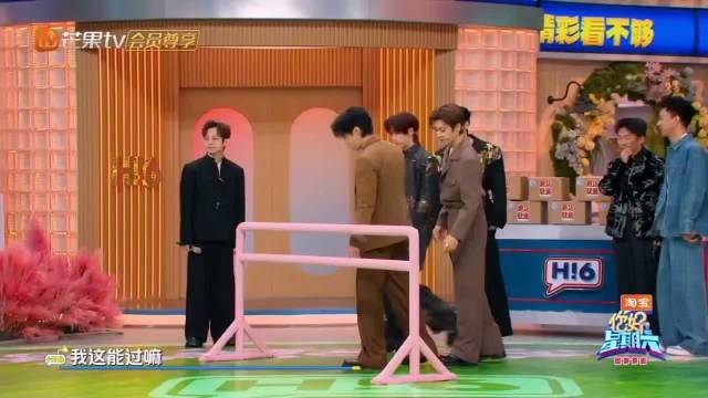 丁程鑫节目再现搞怪行为，何炅意味深长注视引热议