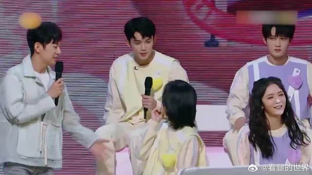 吴磊给周雨彤挑口红颜色，于文文只能看着，太心酸了