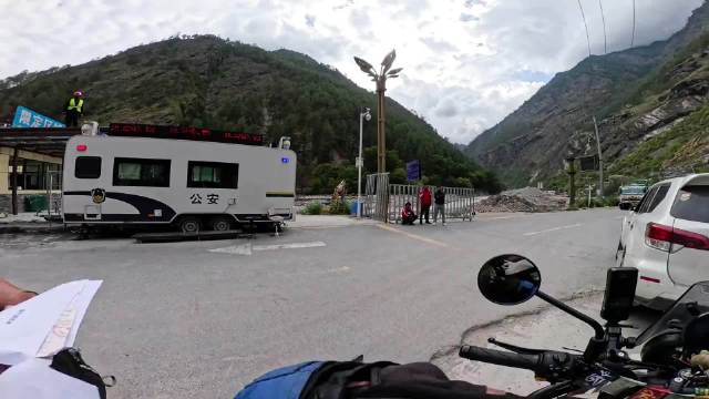 老外骑摩托穿越中尼边境入境中国，感叹房间带8讲究