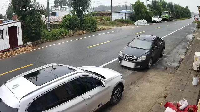 “老头乐”撞上别克，当着车主面逃逸！