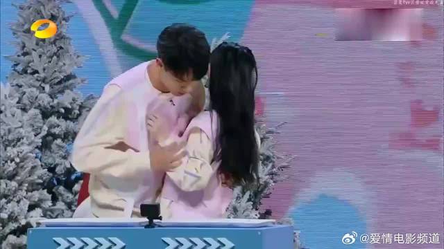 吴磊周雨彤深情对视，这俩是来“杀狗”的吧，太甜了