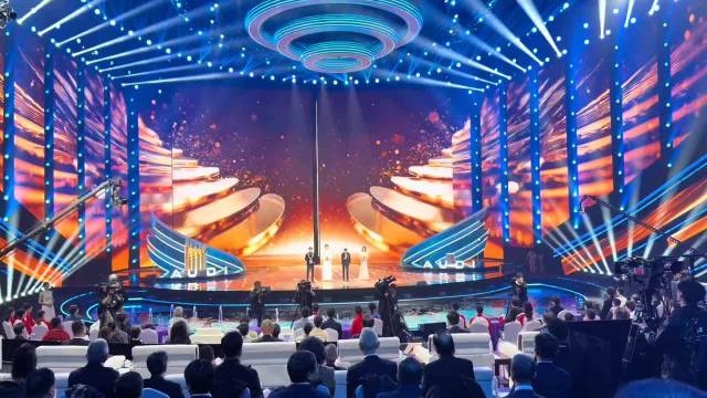 羽毛球名将王昶跨界主持引关注