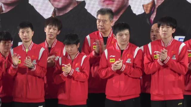 成都乒联世界杯颁奖现趣事，李指导逗玩偶遭队员婉拒