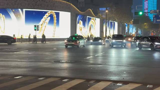 保时捷真蛙王打卡万象城，悄咪咪开过，直接拉满