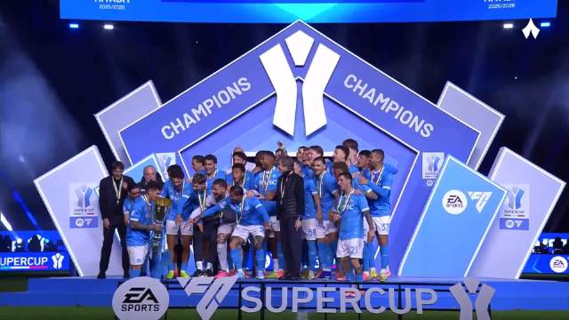 那不勒斯时隔 11 年再次捧起意大利超级杯！