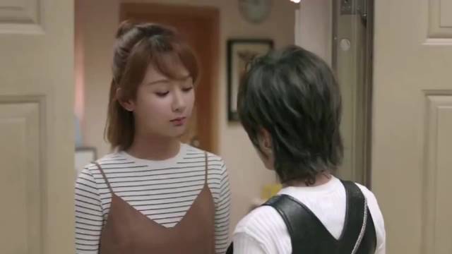 被莹莹质疑胸是假的，富家女曲筱绡双手往上一托：如假包换爹妈给的！