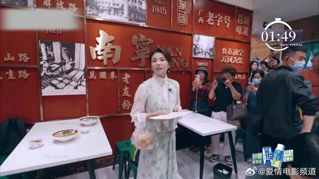 沙溢吃梧州龟苓膏，还不忘给刘涛要一碗，连连赞叹太好吃