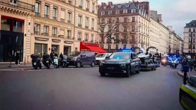 中国小鹏G9警车与飞行汽车X2巴黎护送圣诞老人