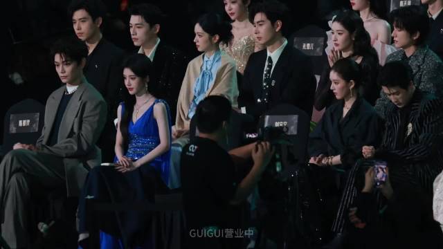 当张艺凡说感谢时代峰峻全场说倒闭了全场的反应