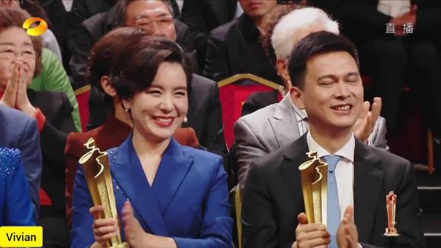 第三届中国播音主持金声奖何炅场上采访获奖者延大，并与其忠实观众互动