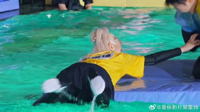简直能笑死我 宋雨琦被垫子卡住，不停扑腾就是上不去！