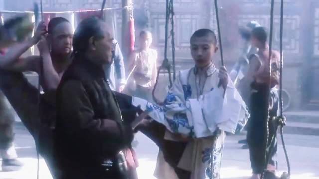 程蝶衣一生痛苦挣扎，电影《霸王别姬》展现时代悲剧