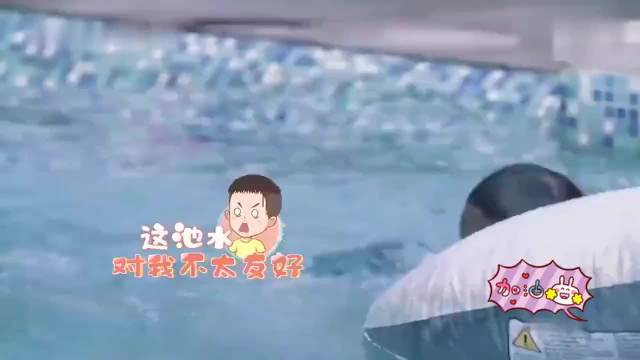 Jasper不想跟爸爸玩，老被陈小春欺负，应采儿：你亲儿子啊