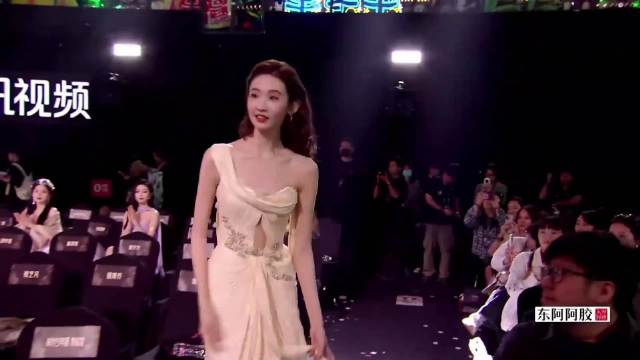 张艺凡一听要上台，立刻脱掉披风展现身材，看呆丁程鑫丨星光大赏