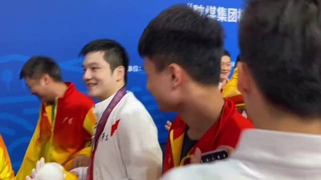 樊振东与球迷双向奔赴青涩合影签名见证温柔