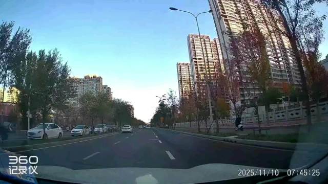 沃尔沃随意变道终于遇到狠人了，视频车有责任吗？