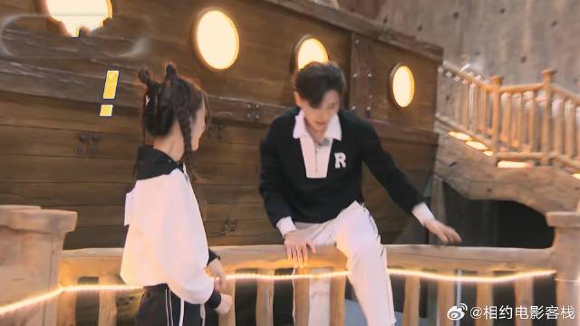 baby又来捣乱，下秒蔡徐坤直接跳上来要撕她，瞬间慌了神