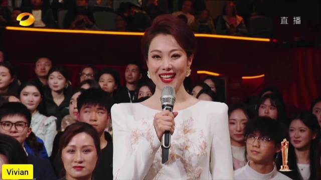 第三届中国播音主持金声奖何炅在嘉宾席与嘉宾互动