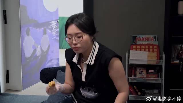 祝绪丹自告奋勇做甜品，动作熟练的展示开百香果，下秒瞬间翻车