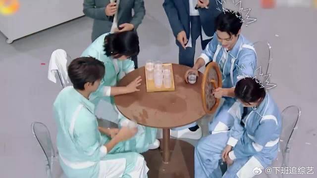 秦霄贤真皮，竟往白鹿腿上泼水，王鹤棣：你咋那么欠