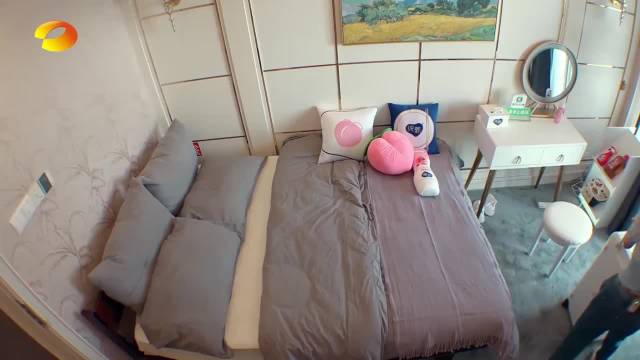 厨房“练习生”杨超越担任煎饼试吃员，晓明哥的手艺不错嘛