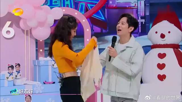 蔡文静选男朋友，吴磊坐在背后吃瓜，笑的一颠一颠的