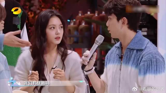 吴磊对秦霄贤泼水游戏不用盖子挡，赵今麦反应慢半拍好可爱