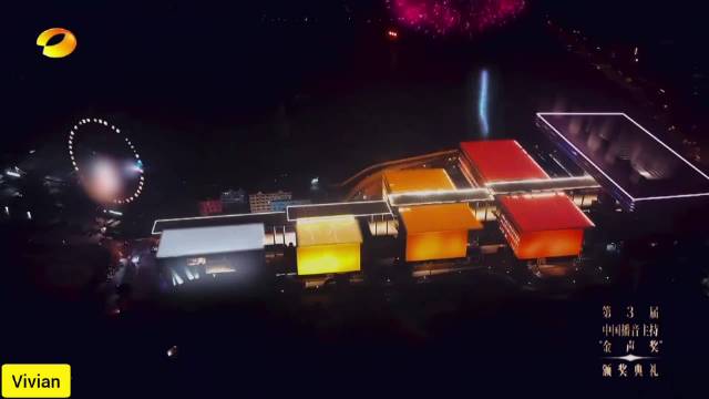 何炅持金声奖杯冲刺跑入晚会现场