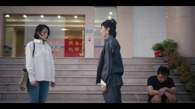 张冉拥抱安慰警局外成曼，付玉东在场