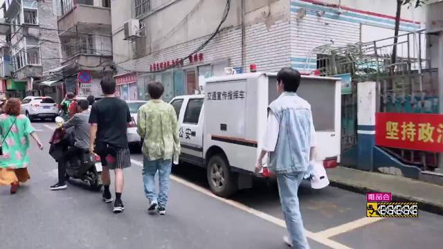 邓超回到南昌，专程去吃老奶奶的藕片，一句：32年一直都在这